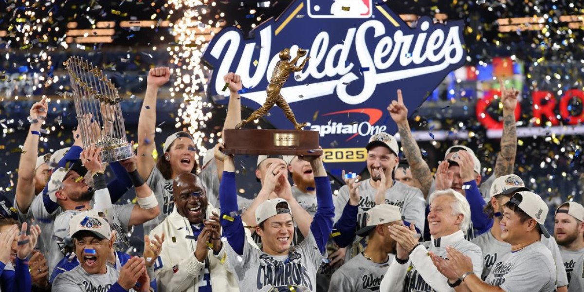 Shohei Ohtani watches Yoshinobu Yamamotos bullpen consultation